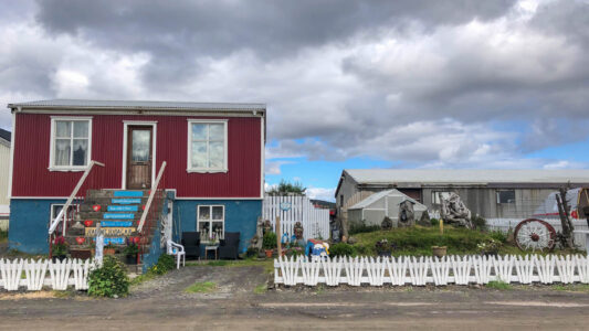 Buntes Haus in Holmavik