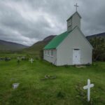Die Kirche von Sudureyri: sie wurde am Boden an Betonklötzen verankert, sodass bei starken Windböen sie nicht weggerissen wird! Die Kirche von Sudureyri: sie wurde am Boden an Betonklötzen verankert, sodass bei starken Windböen sie nicht weggerissen wird!