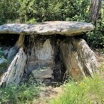 Piste nach Gosol: ein Dolmen im Wald versteckt Piste nach Gosol: ein Dolmen im Wald versteckt