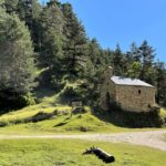 Eine kleine Kapelle inmitten einer Waldlichtung