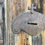 Eine kleine Kapelle (Eingangstor) inmitten einer Waldlichtung