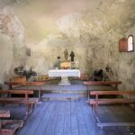 Eine kleine Kapelle inmitten einer Waldlichtung