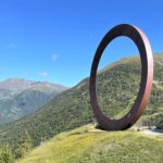 Andorra: Kunstwerk in Ordino "Anillo de Ordino" beim Aussichtspunkt "Solar de Tristania" Andorra: Kunstwerk in Ordino "Anillo de Ordino" beim Aussichtspunkt "Solar de Tristania"