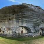 Cueva: die Einsiedelei von San Tirso y San Barnabé Cueva: die Einsiedelei von San Tirso y San Barnabé