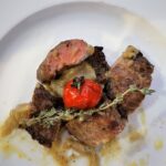 Grilliertes Schweinfilet mit Sellerie-Püree und Chimichurri-Sauce Grilliertes Schweinfilet mit Sellerie-Püree und Chimichurri-Sauce