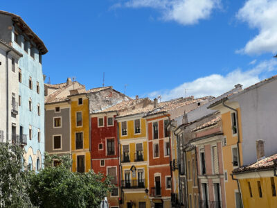 Cuenca: farbenfrohe Häuser