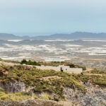 Sierra de Alhamilla: Friedhof von Huebro. Im Hintergrund das "Plastikmeer" von Almeria Sierra de Alhamilla: Friedhof von Huebro. Im Hintergrund das "Plastikmeer" von Almeria