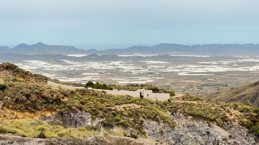 Sierra de Alhamilla: Friedhof von Huebro. Im Hintergrund das "Plastikmeer" von Almeria
