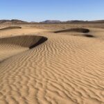 Hier bleiben wir beim Überqueren der Sanddünen kurz steckener Hier bleiben wir beim Überqueren der Sanddünen kurz steckener