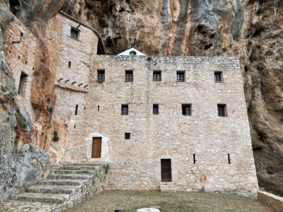 Das Felsenkloster Ayios Dimitrios