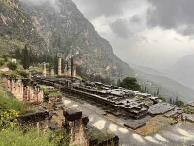 Das Ausgrabungsgelände von Delphi: Tempel des Apollon