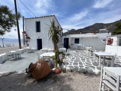 Die Taverne Paleokastro auf die Halbinsel Methana