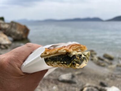 Ein Stuck Spanakopita, unser Lieblingsessen für Zwischendurch
