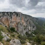 v Das Felsenkloster Ayios Dimitrios