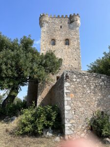 Die Kirche beim Turm von Antonobei Grigoraky