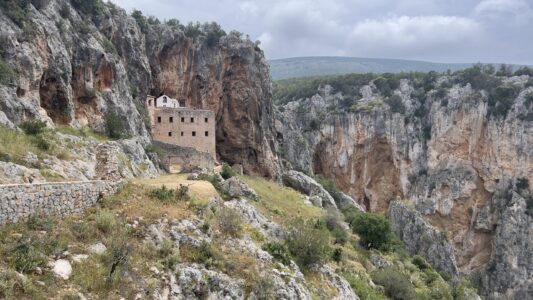Das Felsenkloster Ayios Dimitrios