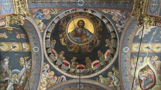 Reichlich dekorierte Kirchen in Kalamata