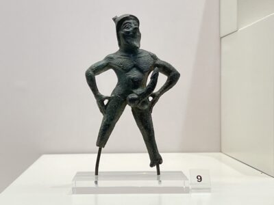 Das archäologische Museum von Olympia: Fruchtbarkeitsstatue aus Bronze
