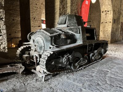 Gjirokaster: Alter italienischer Panzer (Fiat) aus der 2. Weltkrieg