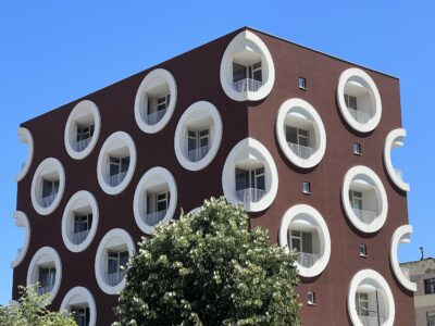 Korçë: Moderne Architektur