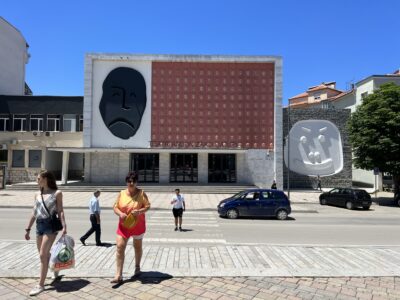 Korçë: das Theater Zako Çajupi