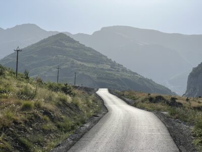 Die Strasse zum Dorf Rabdisht