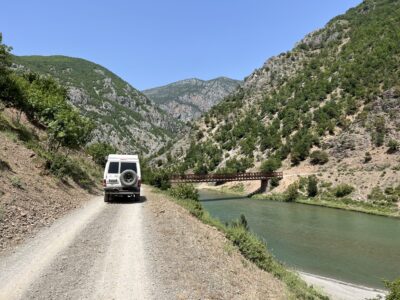 Offroad entlang dem schwarzen Drin