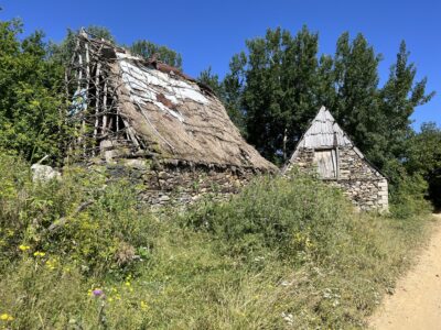 Kukës Rundfahrt: Verlassene Häuser nach Shishtavec