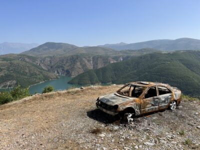 Entlang des Fierza Reservoir: Entsorgung auf albanisch
