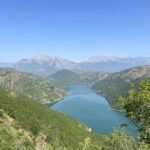 Fahrt nach Valbonë: Entlang des Fierza Reservoir Fahrt nach Valbonë: Entlang des Fierza Reservoir