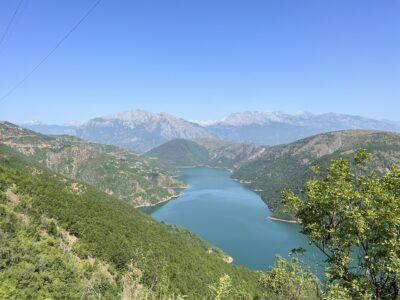 Fahrt nach Valbonë: Entlang des Fierza Reservoir