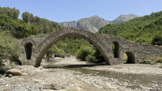 Kurz vor Corovodë: Osmanische Brücke