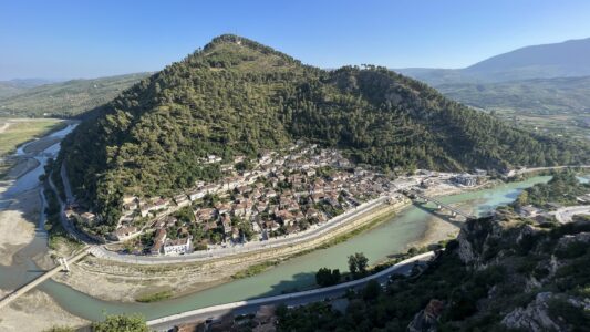 Berat: Das Mangalem Viertel, Panoramablick von der Burg