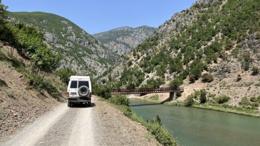 Offroad entlang dem schwarzen Drin