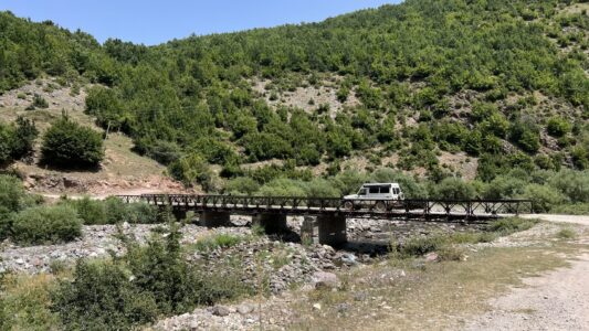 Offroad entlang dem schwarzen Drin