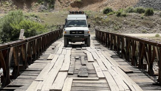 Offroad entlang dem schwarzen Drin