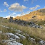 Rikavačko Jezero See: Ruinen einer alten Siedlung Rikavačko Jezero See: Ruinen einer alten Siedlung