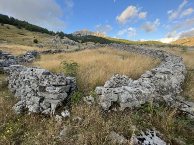 Rikavačko Jezero See: alter Schafsgehege