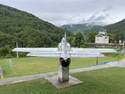 Kralje: Kampfflugzeug am Dorfplatz