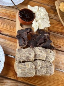 Eko Katun Koljievka: Deftiges Frühstück (v.O.n.U. Blaubeerenkonfitüre, Frischkäse, Rind-Trockenfleisch, eine art Corned-Beef aus Rind- und Schaffleisch)