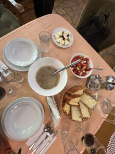 Katun Road: Murino - Berane / Ethno village Oka i po (Kalbfleisch Suppe, gemischtes Salat und Bergkäse)