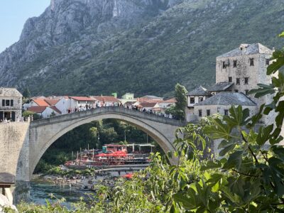 Bosnien: Mostar, Touristen kommen nach Mostar hauptsächlich für die Brücke