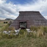Bauernhütte aus rezyklierten Ölfässern Bauernhütte aus rezyklierten Ölfässern