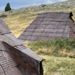 Bauernhütte aus rezyklierten Ölfässern Bauernhütte aus rezyklierten Ölfässern