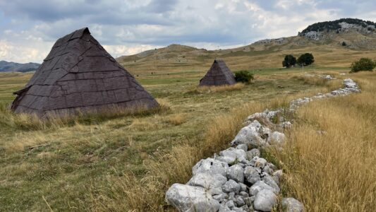 Bauernhütte aus rezyklierten Ölfässern