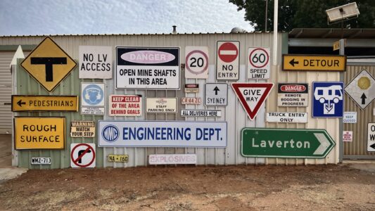 Kalgoorlie ... es fehlt nicht an Schilder!