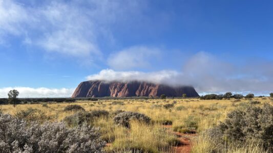 Ayers Rock im morgigen Nebel