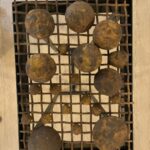 Milparinka: Albert Goldfield Museum, mit diesen Eisenkugeln wurd das goldhaltige Gestein zu Mehl verarbeitet und danach das Gold in einer Waschrinne gewonnen Milparinka: Albert Goldfield Museum, mit diesen Eisenkugeln wurd das goldhaltige Gestein zu Mehl verarbeitet und danach das Gold in einer Waschrinne gewonnen