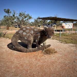 Sturt NP: Drahtskulptur eines Quolls