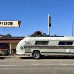 Tibooburra: ein Tross von Oldtimer fährt an uns vorbei Tibooburra: ein Tross von Oldtimer fährt an uns vorbei